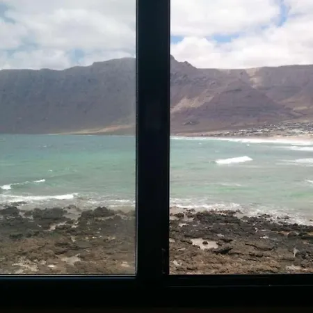 La Caleta Sleeps 5 Wifi Famara